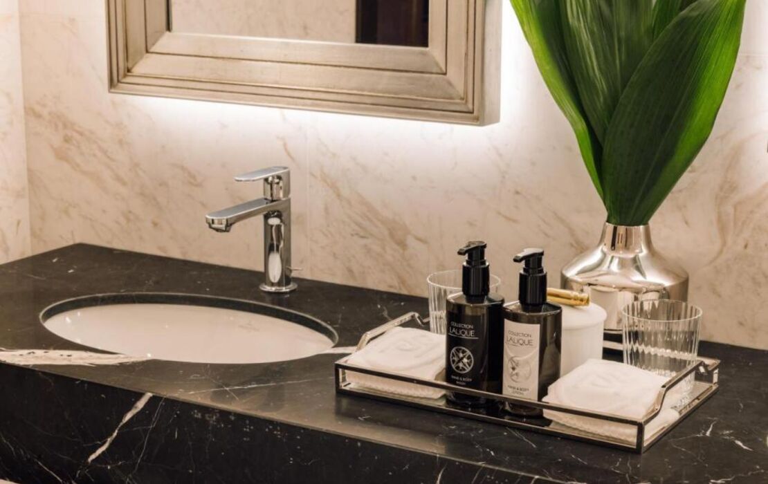 MYTHIC SANA Downtown Suites