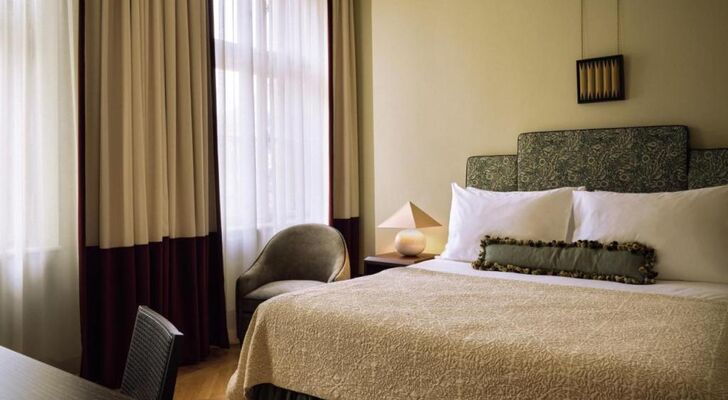 Sir Prague, part of Sircle Collection