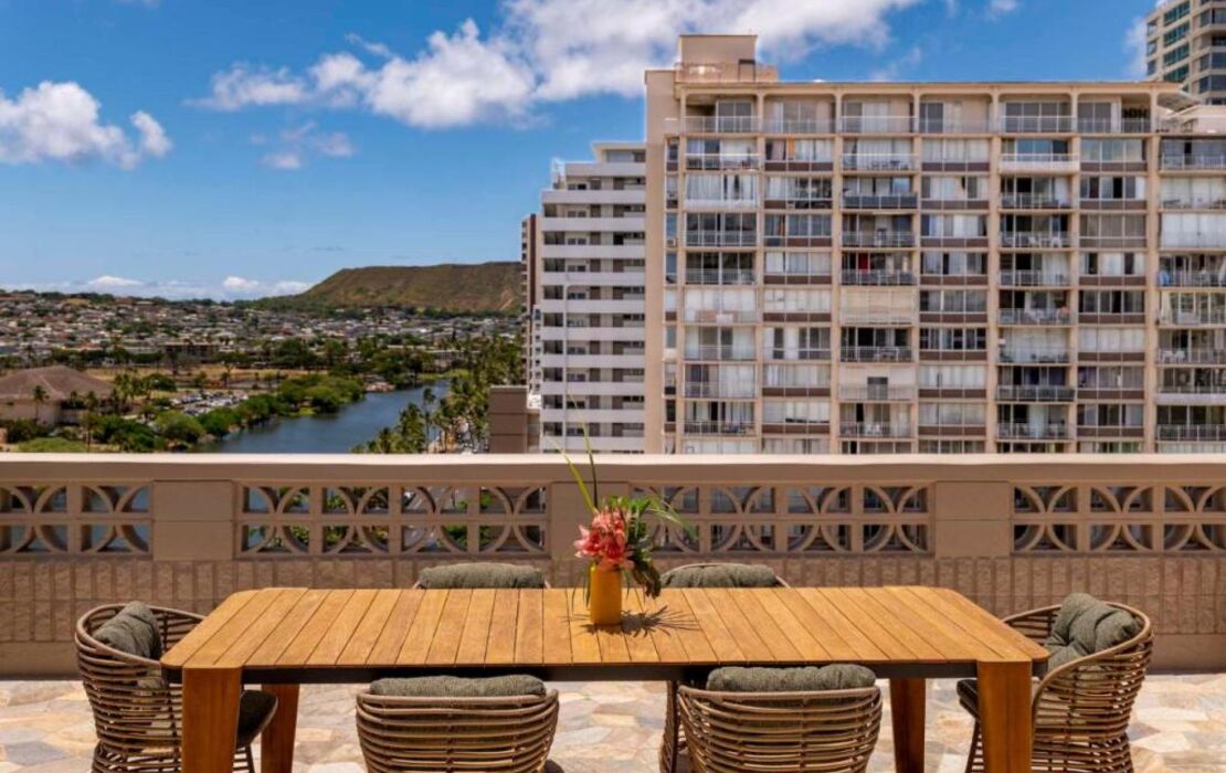 Wayfinder Waikiki - Voted Top 10 Best Hotels in Hawaii!