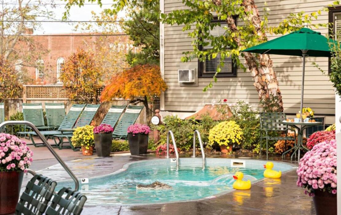 Crowne Pointe Historic Inn Adults Only