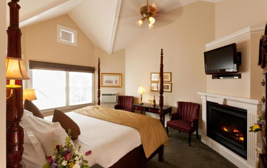 Crowne Pointe Historic Inn Adults Only