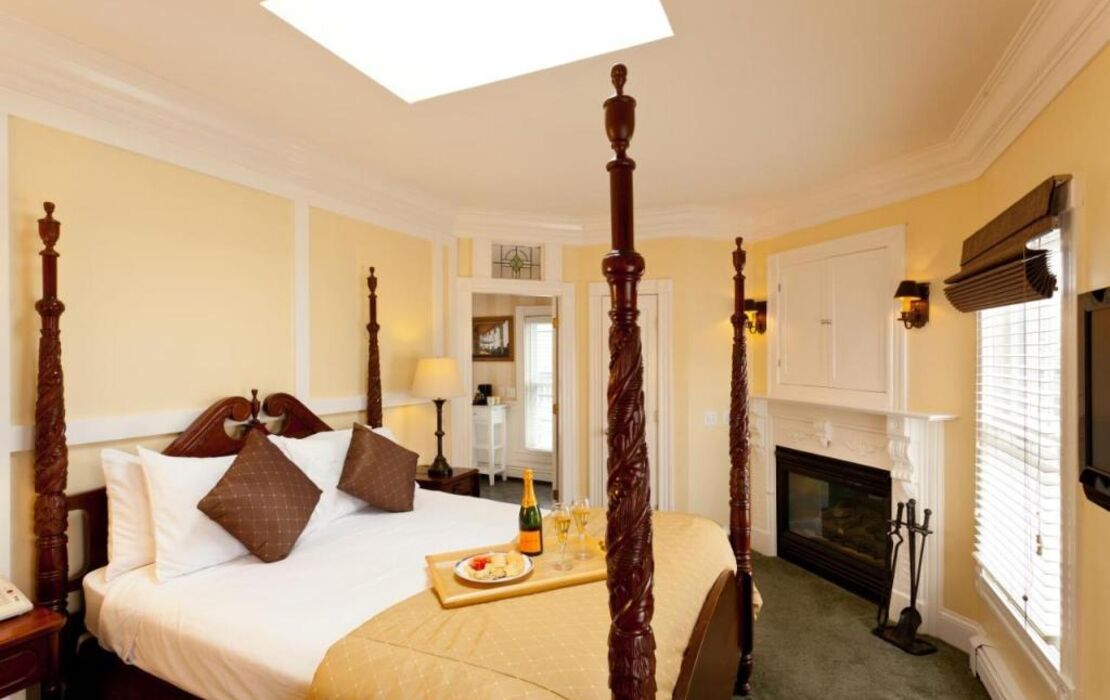 Crowne Pointe Historic Inn Adults Only