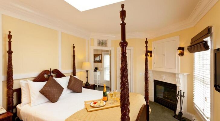 Crowne Pointe Historic Inn Adults Only