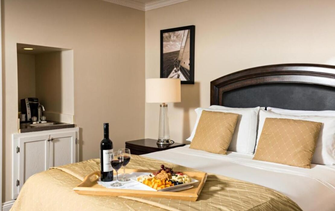 Crowne Pointe Historic Inn Adults Only