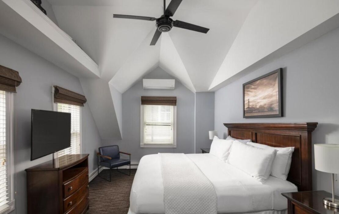 Crowne Pointe Historic Inn Adults Only