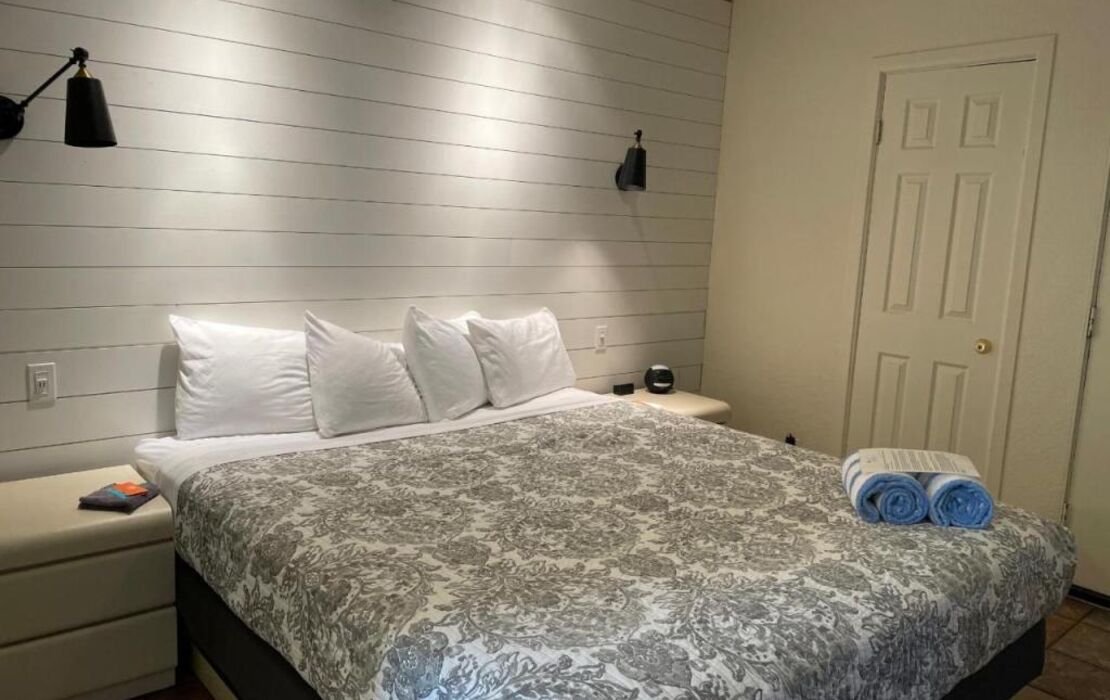 Desert Paradise - A Men's Clothing Optional Resort