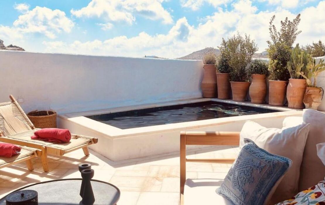 ROMEO AND JULIO SUMMER HOUSE