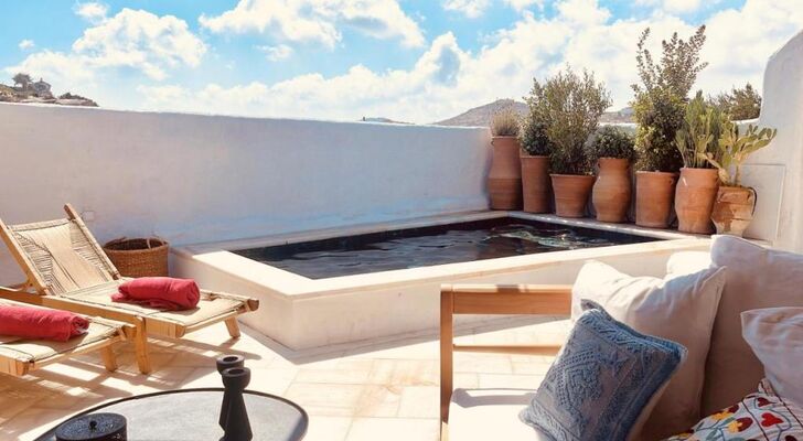 ROMEO AND JULIO SUMMER HOUSE