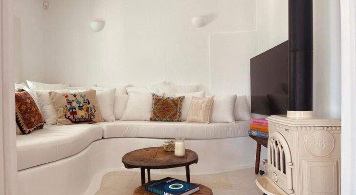 ROMEO AND JULIO SUMMER HOUSE