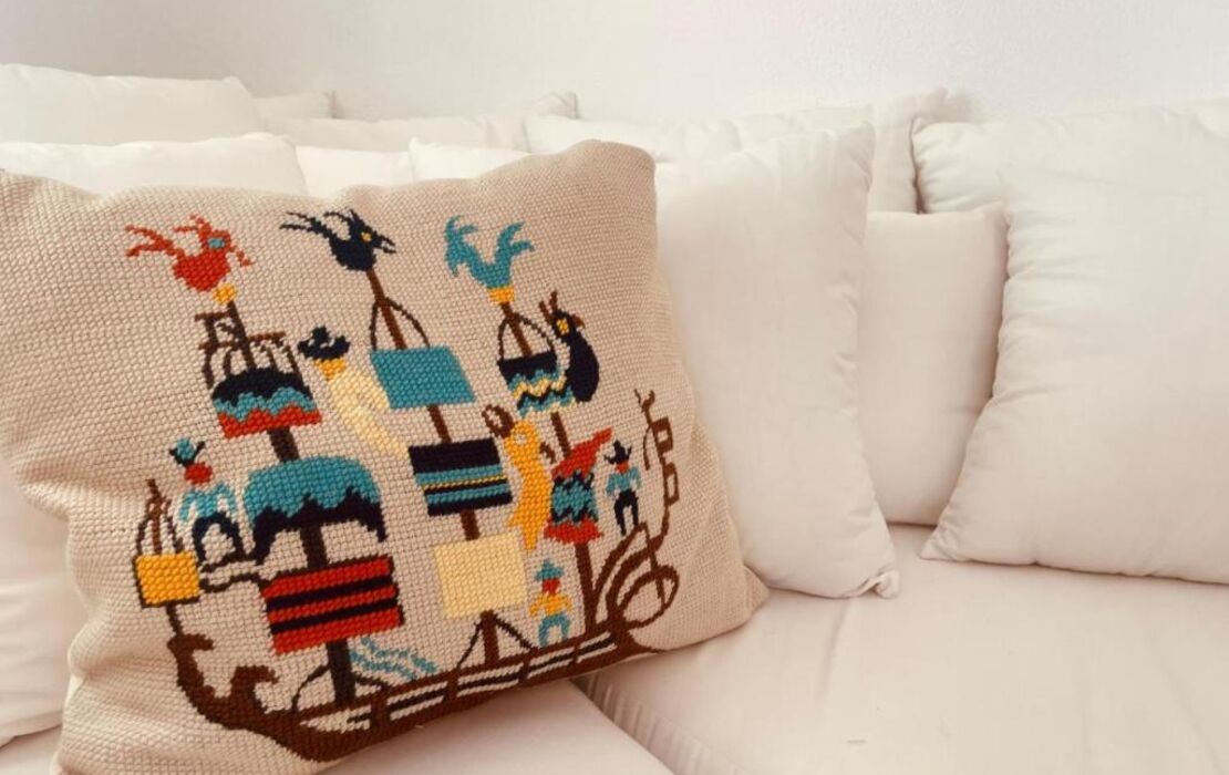 ROMEO AND JULIO SUMMER HOUSE