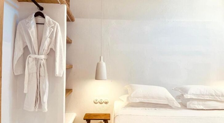 ROMEO AND JULIO SUMMER HOUSE