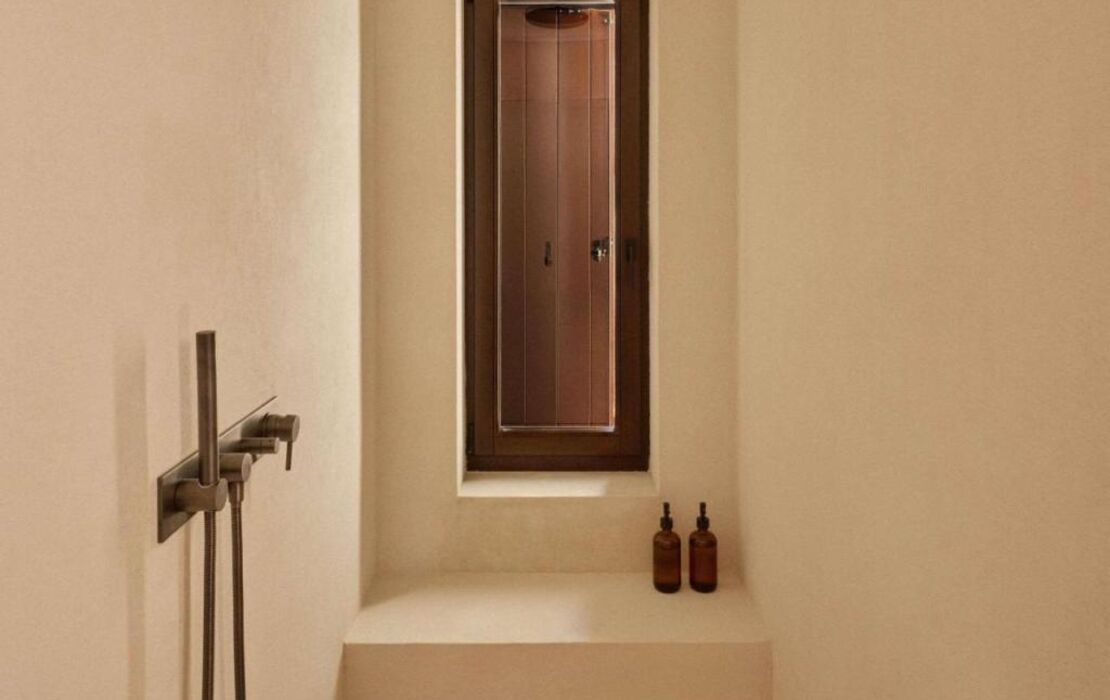 Luura Paros Cliff, Morgans Originals